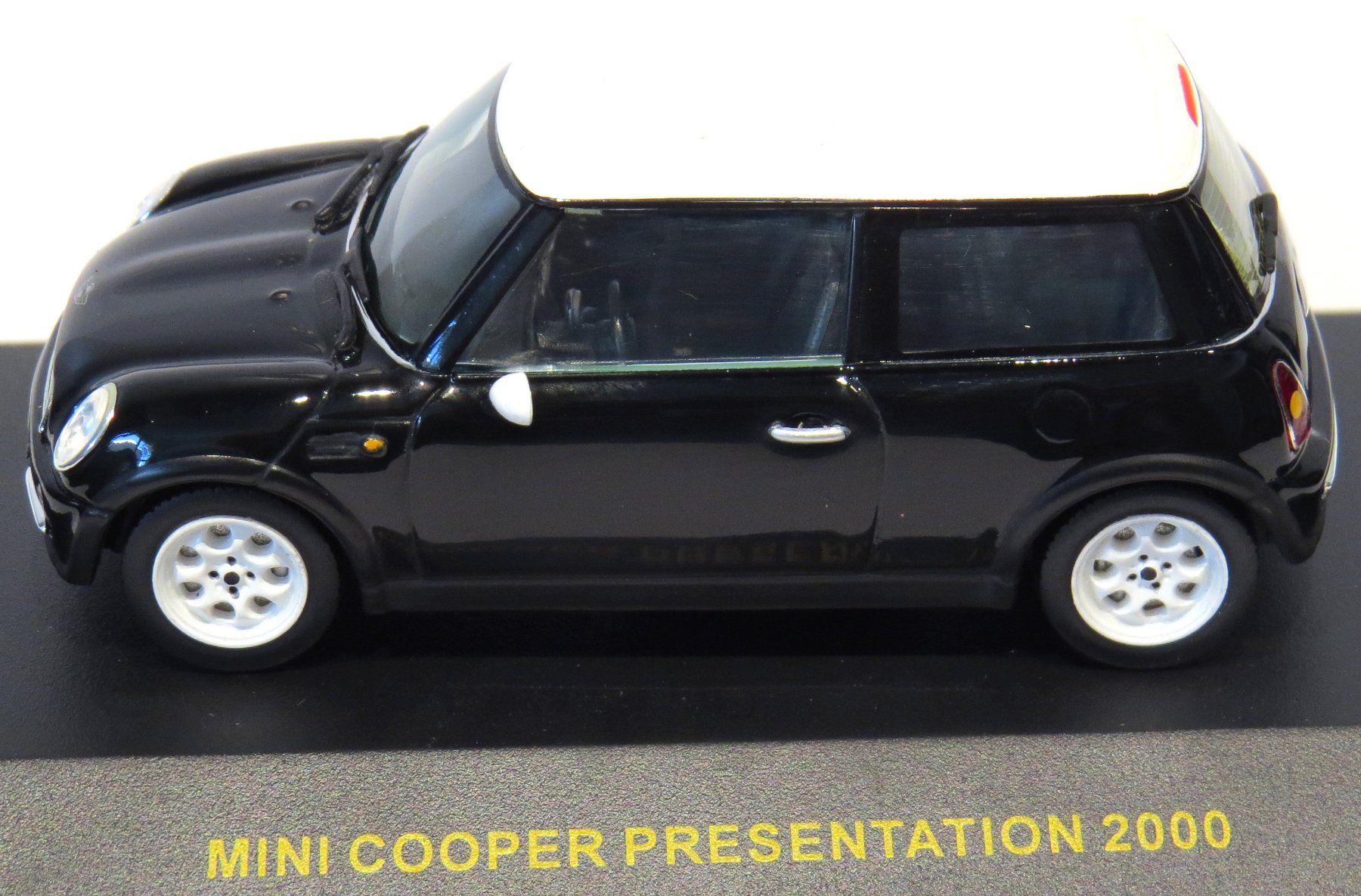 Cooper Modellautos: 1:43 Mini Cooper Presentation 2000 – Neu und originalverpackt aus Ettingen von Burago