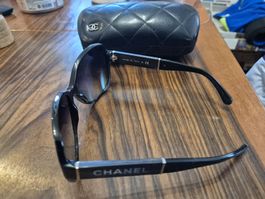 occhiali da sole Chanel con astuccio