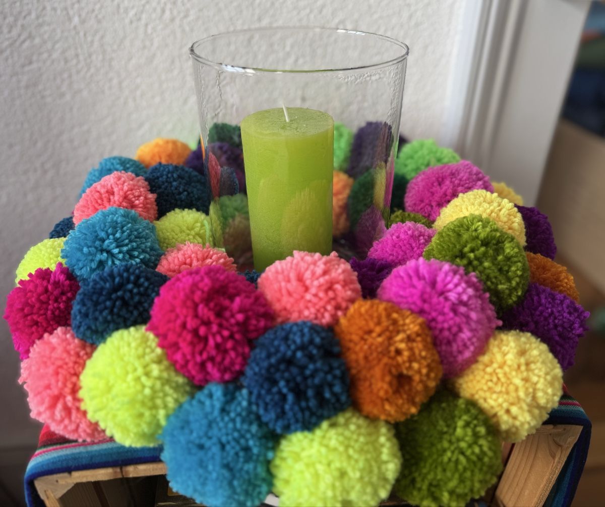 Tutte le decorazioni: Kranz mit bunten Pompons und Kerze – Nuovo (secondo la descrizione) da Biel/Bienne venduto da Tibet20