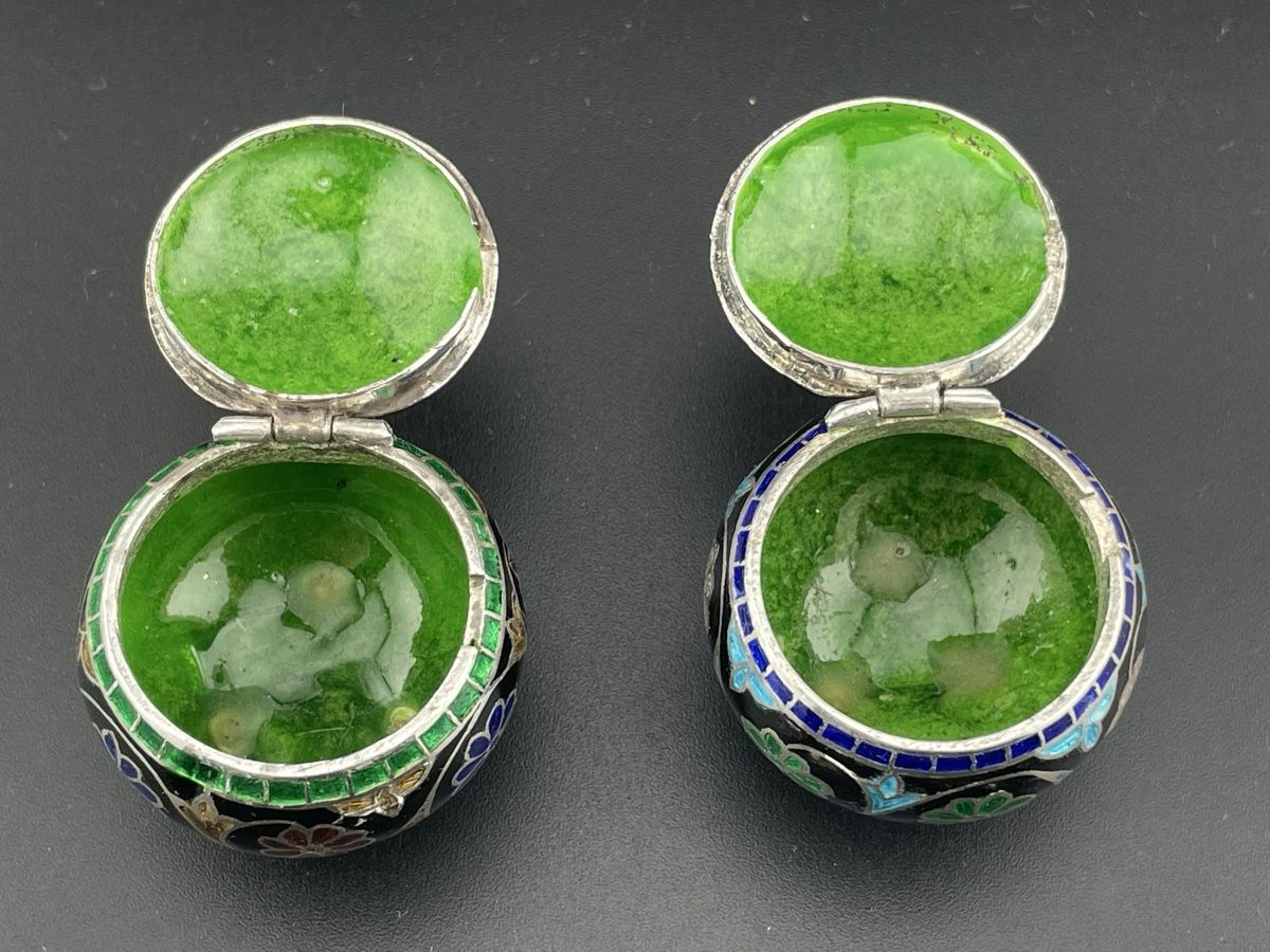 Set di piatti: Pair antique silver enamel salt cellars + spoons - India? – Usato da Genève venduto da PepitesdAlor 4