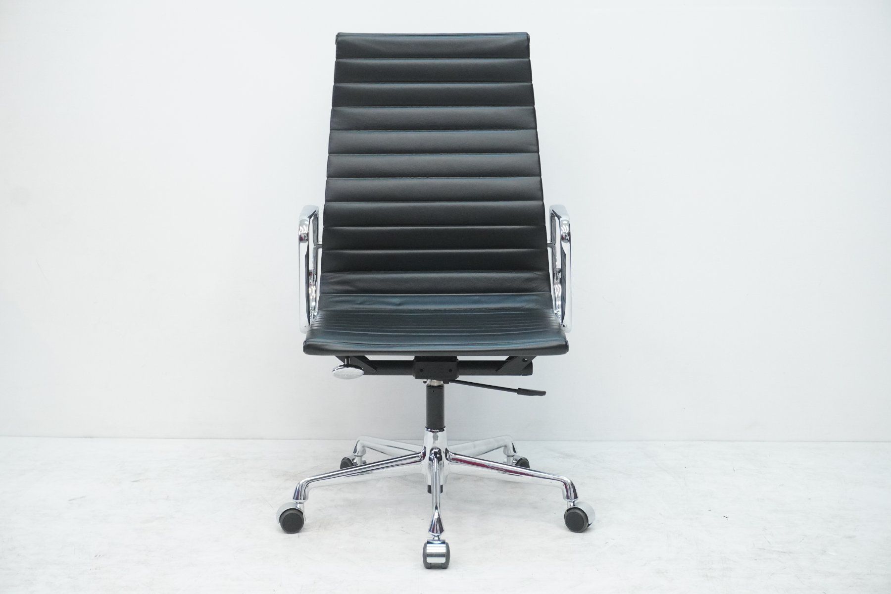 Vitra Stühle: Vitra Eames Alu Chair EA119 Leder Designklassiker – Gebraucht aus Bad Zurzach von QLASSIQ