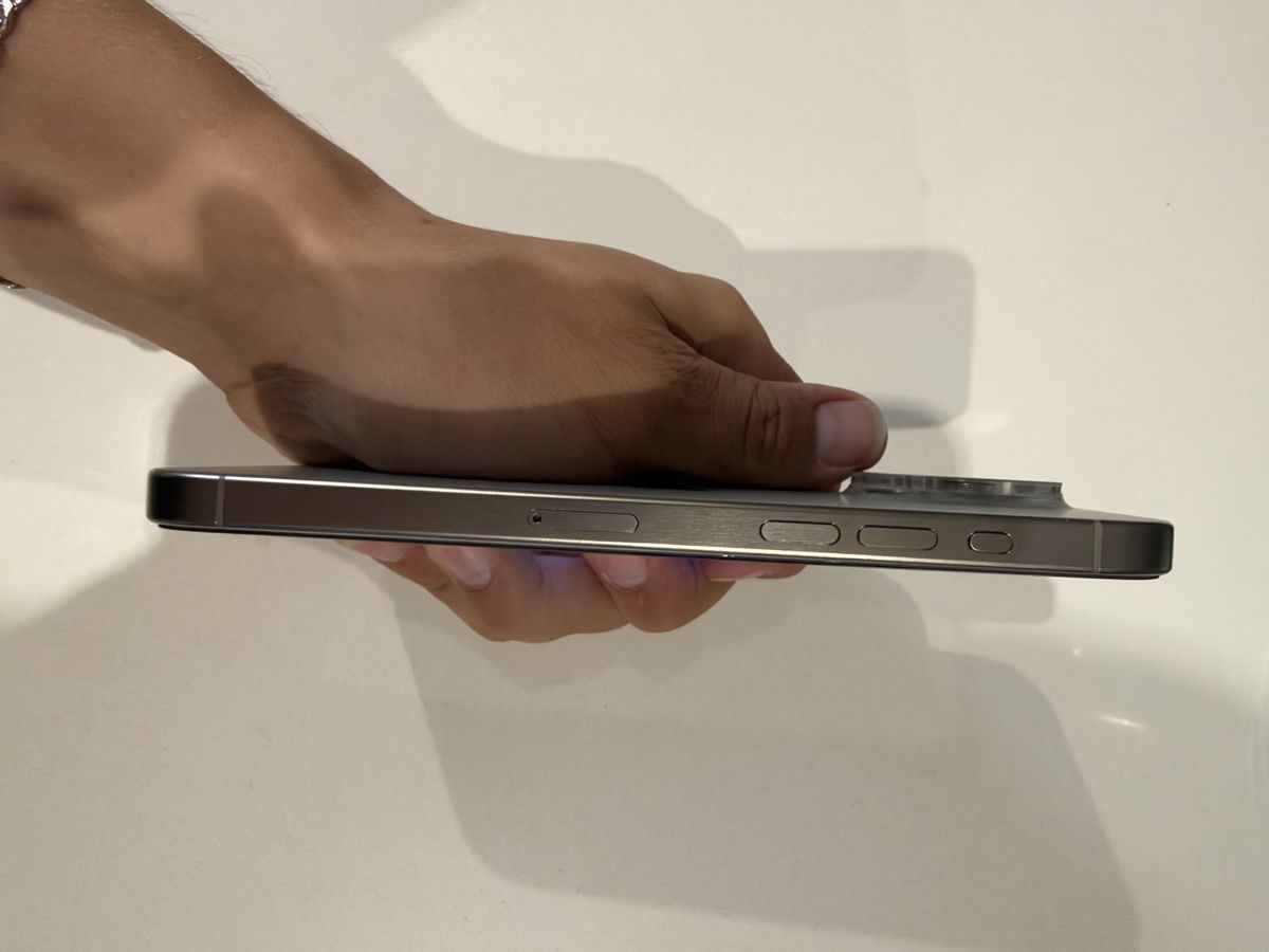 Apple Telefoni cellulari / Smartphones: Iphone 15 Pro Max 256GB silber – Nuovo (secondo la descrizione) da Basadingen venduto da rya_n9tc 2