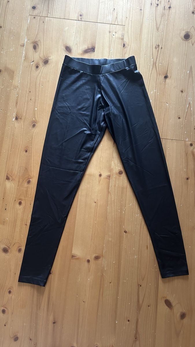 Leggings: Schwarze Glanz Leggings in S/M – Usato da Frenkendorf venduto da ana_h7dx