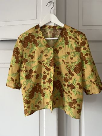 Seidenbluse Blumenmuster Grösse M S kurzarm leicht geblümt