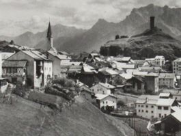 Ardes mit Burg Und Kirche
