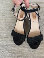 schwarze Plateausandalen