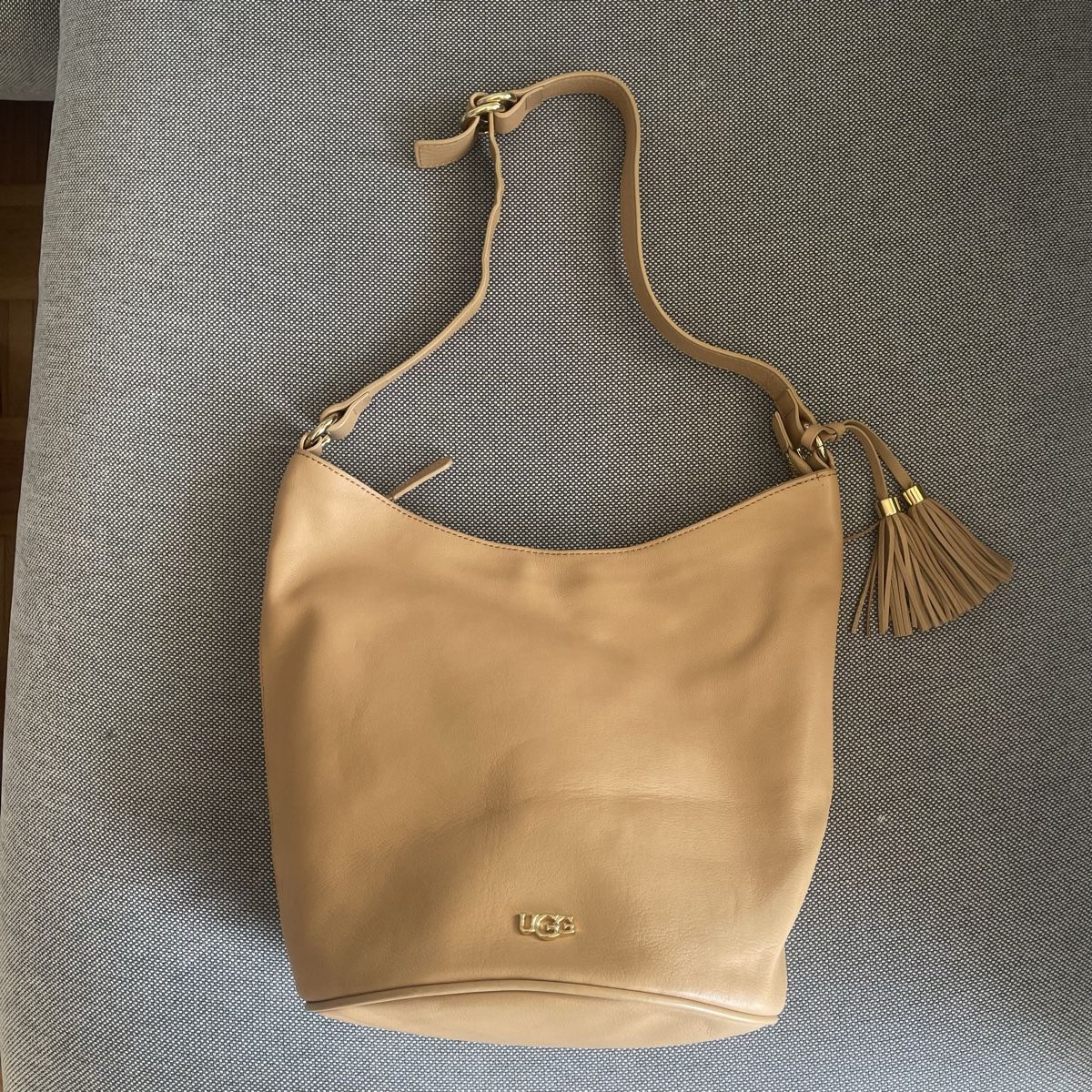 Ugg Borse: Stylische UGG-Ledertasche / Bucket Tasche – Nuovo (secondo la descrizione) da Bern venduto da dek_7bjd
