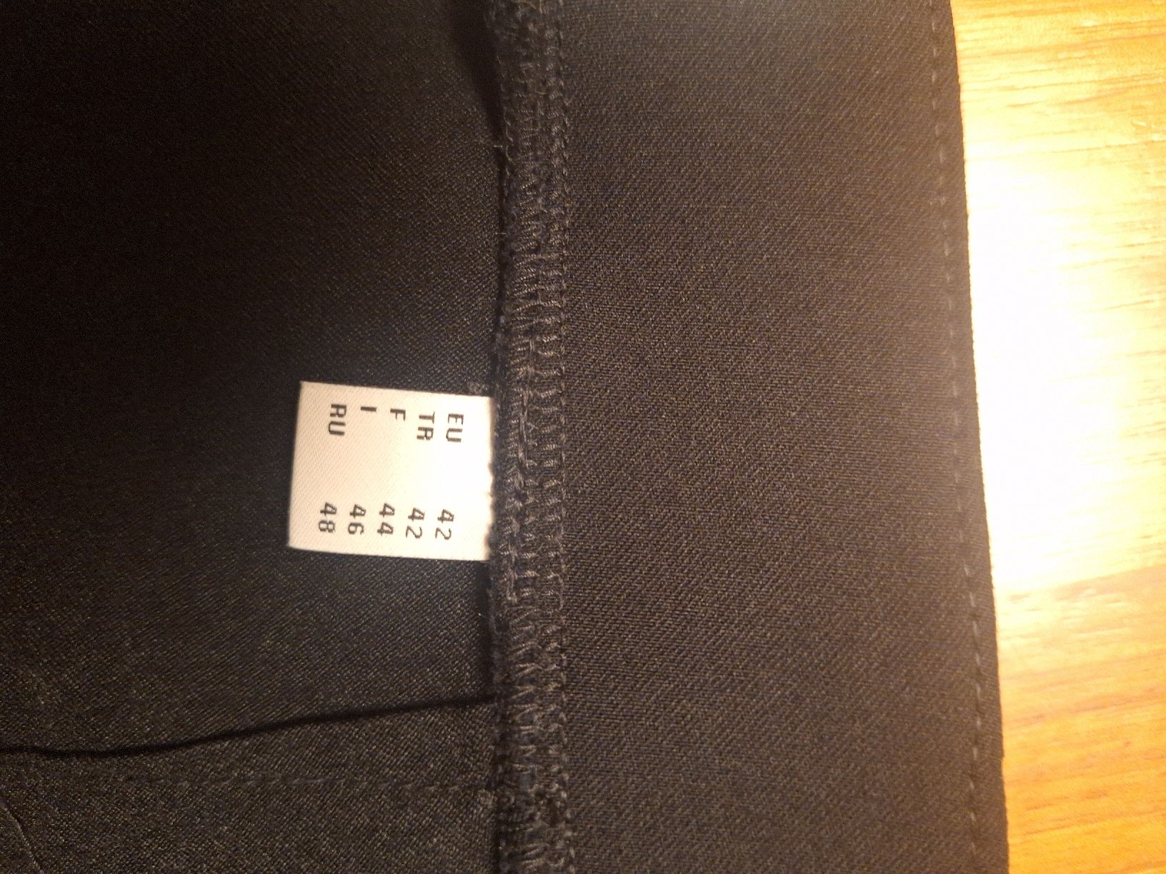Tchibo Pantaloni: Schwarze Capris "Essentials by Tchibo" Gr. 42/44 Damen – Usato da Heerbrugg venduto da GiuliM19 4
