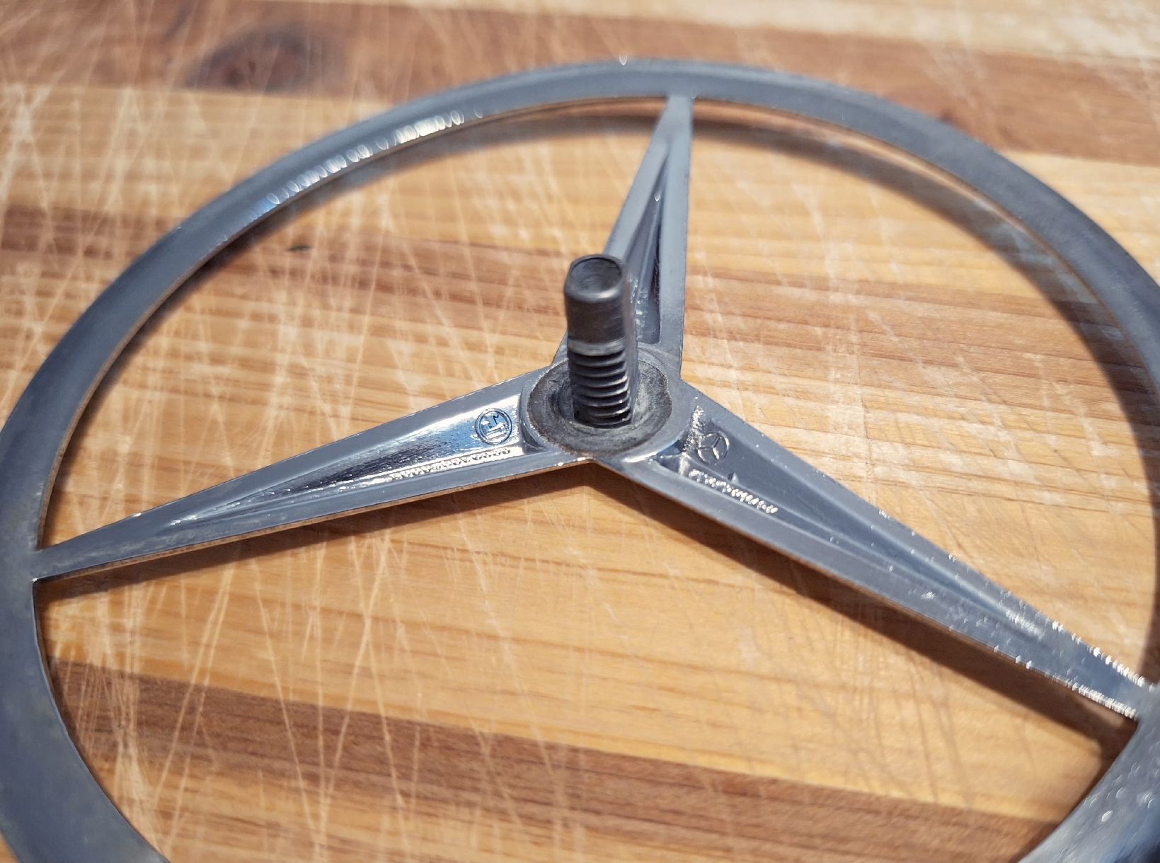 Mercedes-Benz Tutti pezzi di ricambio auto: Mercedes Benz W123 Emblem – Usato da Triesen venduto da BLACKSHEEP75 3