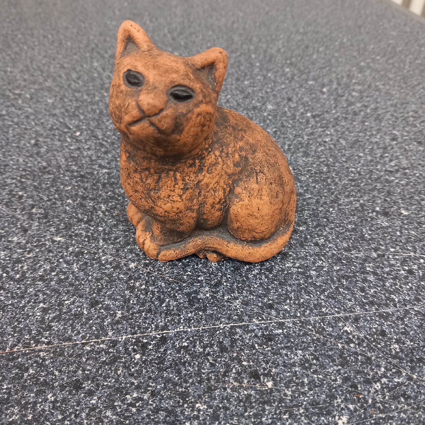 Figuren: Deko Katze aus Ton, Tierfigur für Wohnung oder Garten – Gebraucht aus Ebnat-Kappel von blazzi