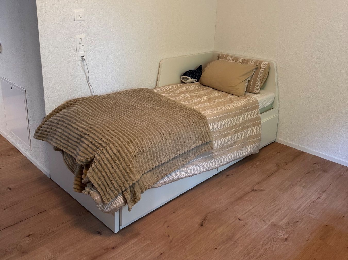 Ikea Letti: IKEA FLEKKE day-bed (bett) frame in white – Usato da St. Gallen venduto da ali_sjj2