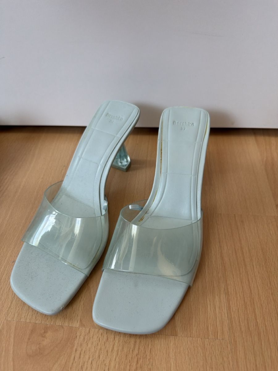 Bershka Scarpe da donna: Sommerliche Mules mit Plexi-Riemen  – Usato da Dagmersellen venduto da SabrinaZu