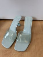 Sommerliche Mules mit Plexi-Riemen 