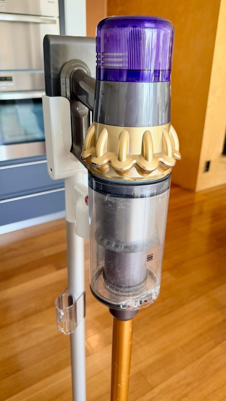 Dyson Aspirateurs & Accessoires: Dyson V11 Absolute Extra Pro Gold, 2 Akkus und Standfuß – D'occasion à Zürich par sr.zurich 1