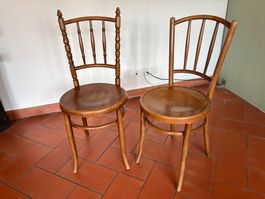 Zwei Bistrostühle aus Holz