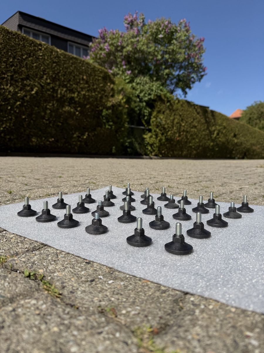 USM Scaffali: 30x USM Haller Nivellierfüsse – Usato da Schwarzenburg venduto da sachsmeinname
