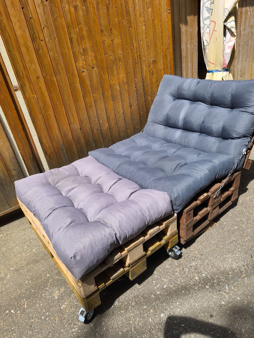 Divani: cooles Paletensofa mit Fussteil mit Polstern und Raedern – Usato da Göschenen venduto da kai_9ppg 1
