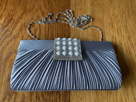 Silberne Abendtasche mit Kette und Schmucksteinen