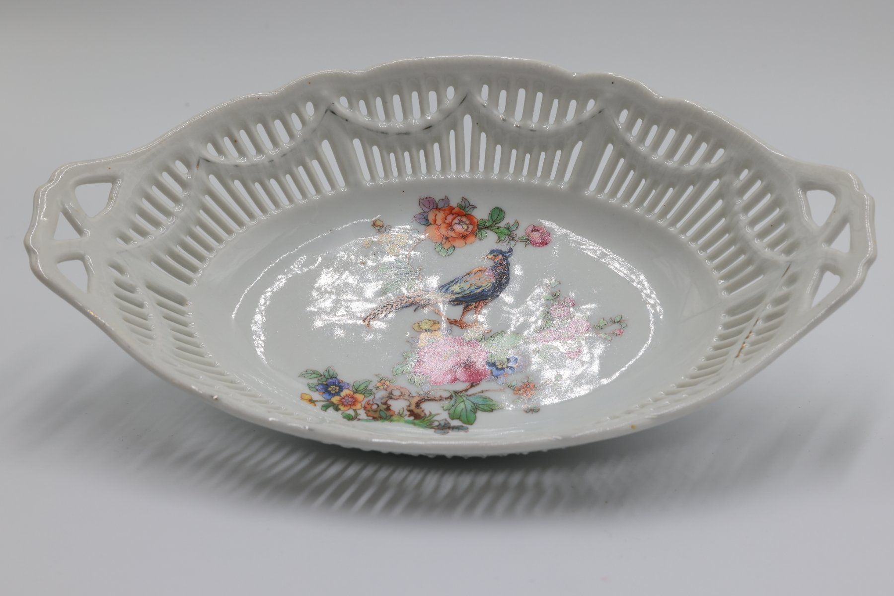 Piatti di portata: Plat en porcelaine ajouré – Usato da CHENE-BOURG venduto da Praslin 1