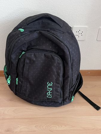 Rucksack Dakine schwarz mit Punkten grün gebrauchter Zustand