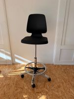 Arbeitsstuhl schwarz mit Rückenlehne, Rollen und Fussring