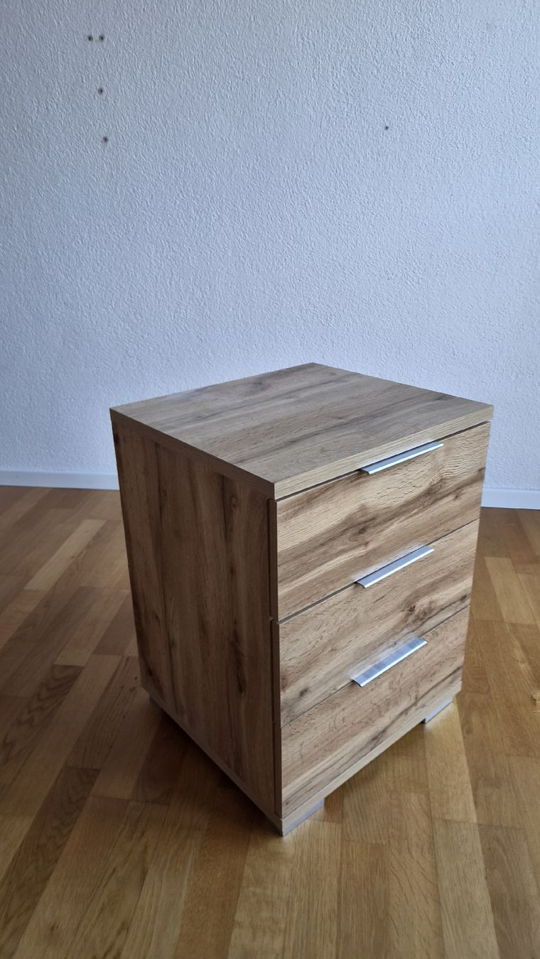 Tables de nuit: Nachttisch mit 3 Schubladen – D'occasion à Winterthur par Lecrae 2