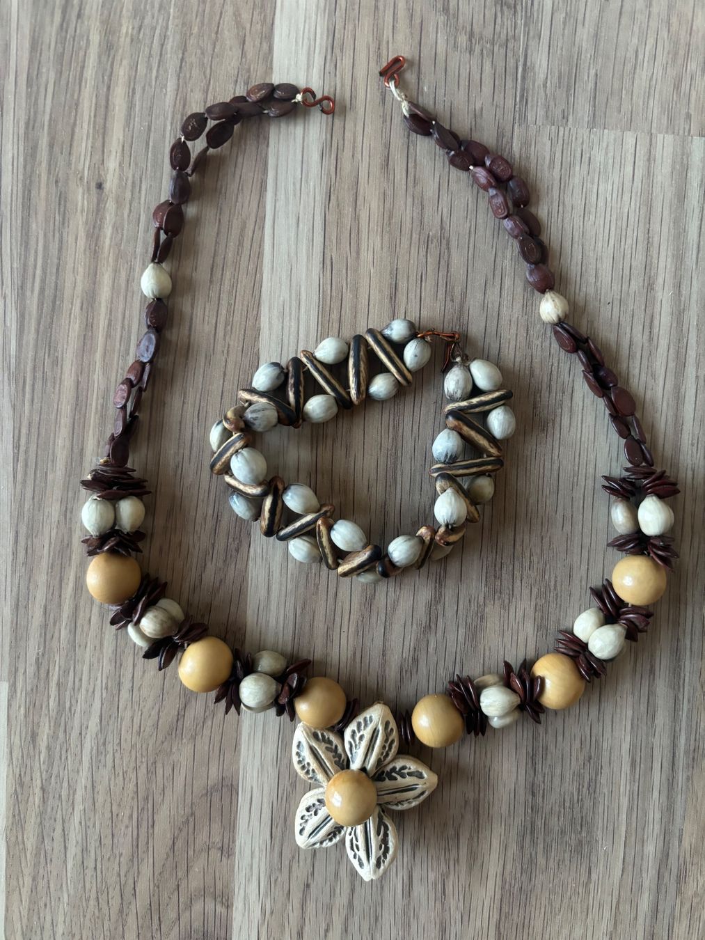Altri gioielli: Hand made Set from Cuba_natural nuts and beads – Nuovo (secondo la descrizione) da St-George venduto da elena27