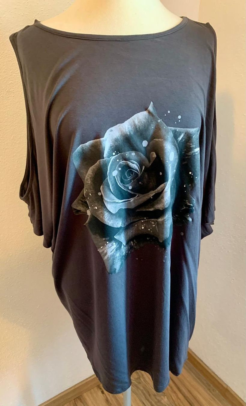 T-Shirts: Schwarzes Cold-Sholdershirt mit Rosenprint – Neu (gemäss Beschreibung) aus Münchwilen TG von Caroline_T. 1