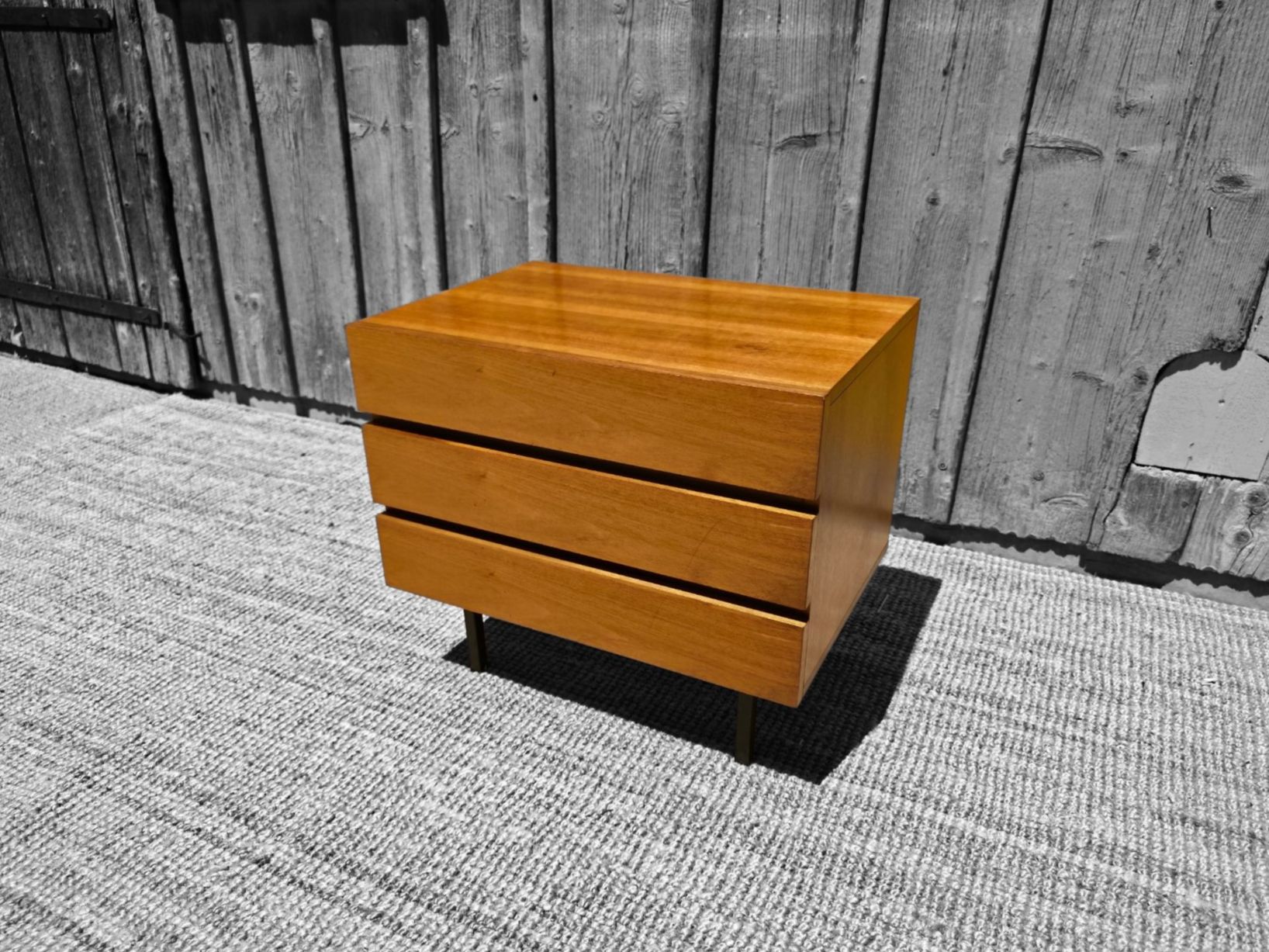 Cassettiere: Mid Century  Minimalist Sideboard Nussbaum – Usato da Haslen AI venduto da Vintagelix