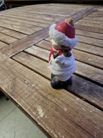 Weihnachtsfigur Kind mit Mütze in akzeptablem Zustand