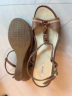 Chaussures femmes: Sandales marque Geox – D'occasion à St-Blaise par Chemar 1