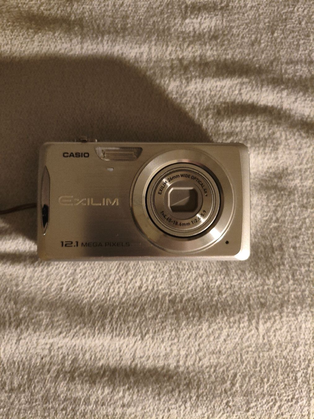 Casio Appareil photo: Casio Exilim EX-Z280 Digital Camera 12.1 Megapixels Silver – Défectueux à Bern par Janick.Spielmann