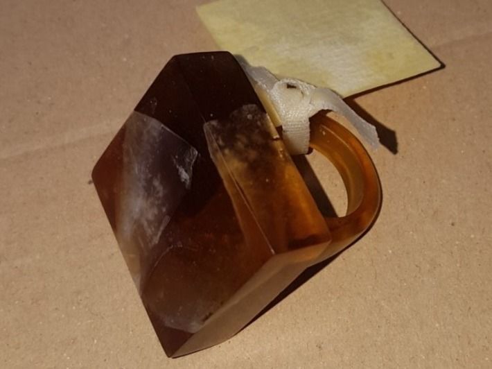 Anelli: Epoxid & Bienenwachs Ring mit Perlmutt, Bakelit Design, S-M – Nuovo (secondo la descrizione) da Münchenbuchsee venduto da babilibern