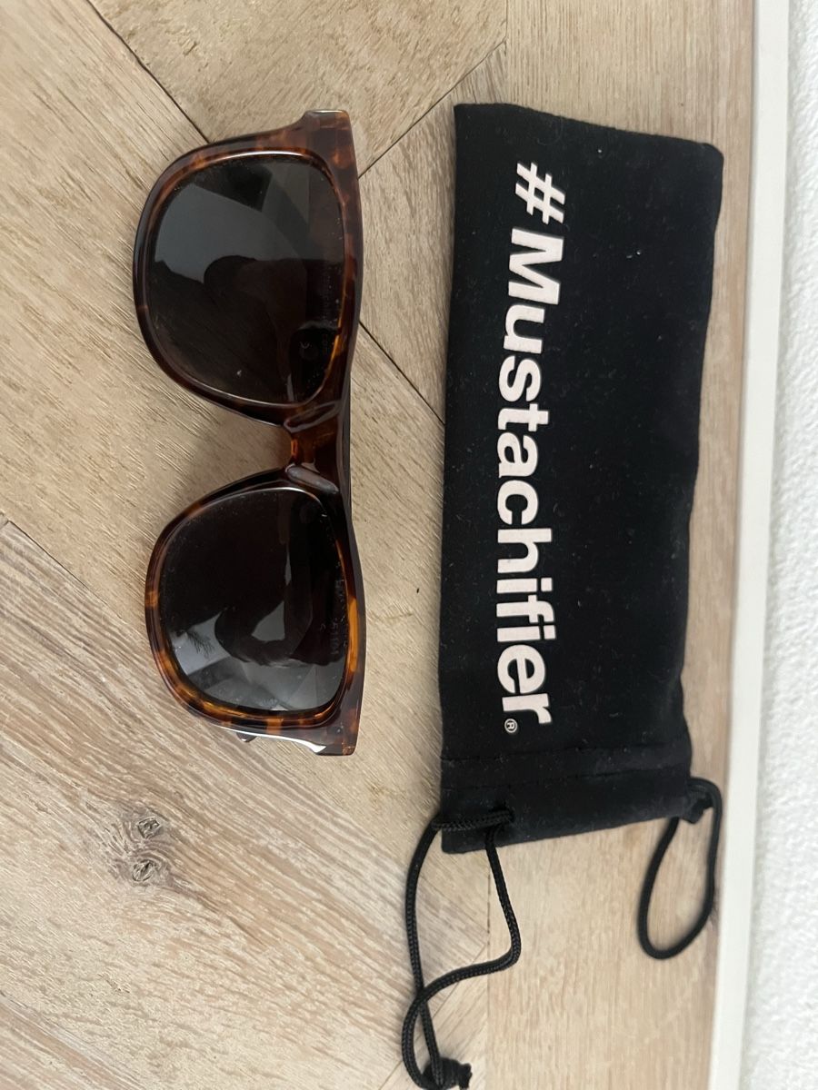 Brillen & Gläser: Sonnenbrille von Mustachifier – Gebraucht aus Pfäffikon SZ von humming-bird