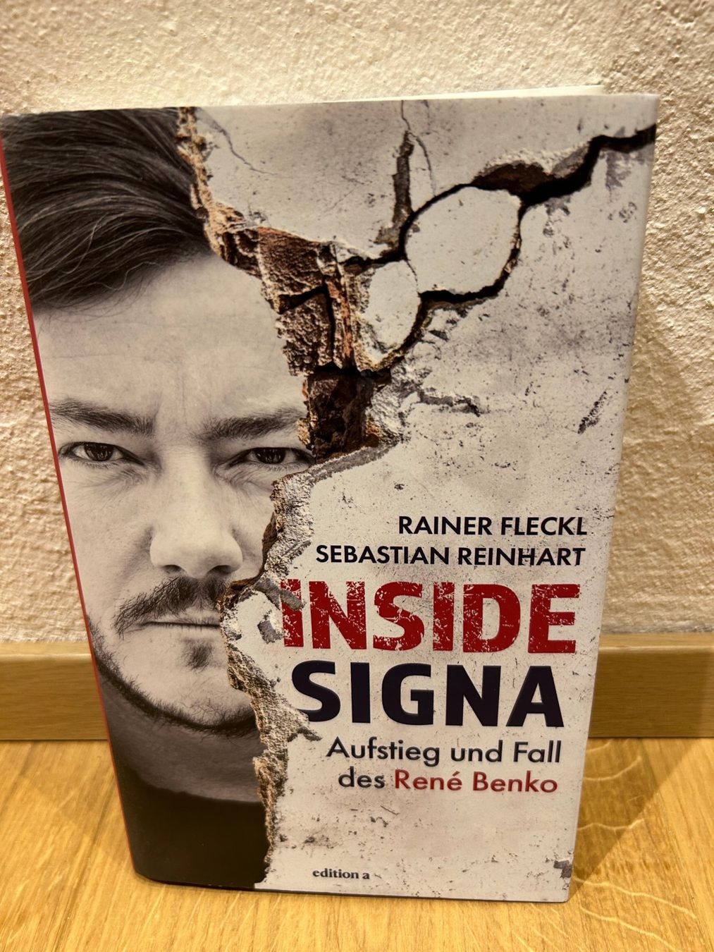 Libri: Inside Signa, Aufstieg & Fall des René Benko – Nuovo (secondo la descrizione) da Innertkirchen venduto da Urbachtal