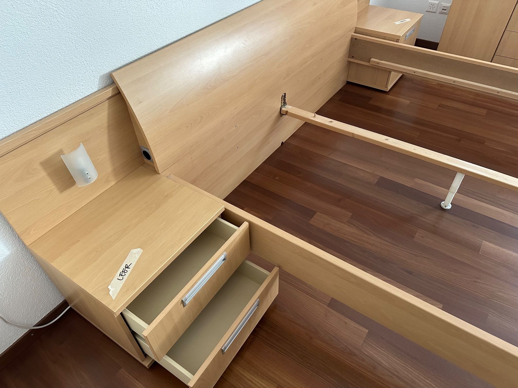 Pfister Letti: Bettgestell mit Komode in Buchen-Optik – Usato da Turgi venduto da Lordice