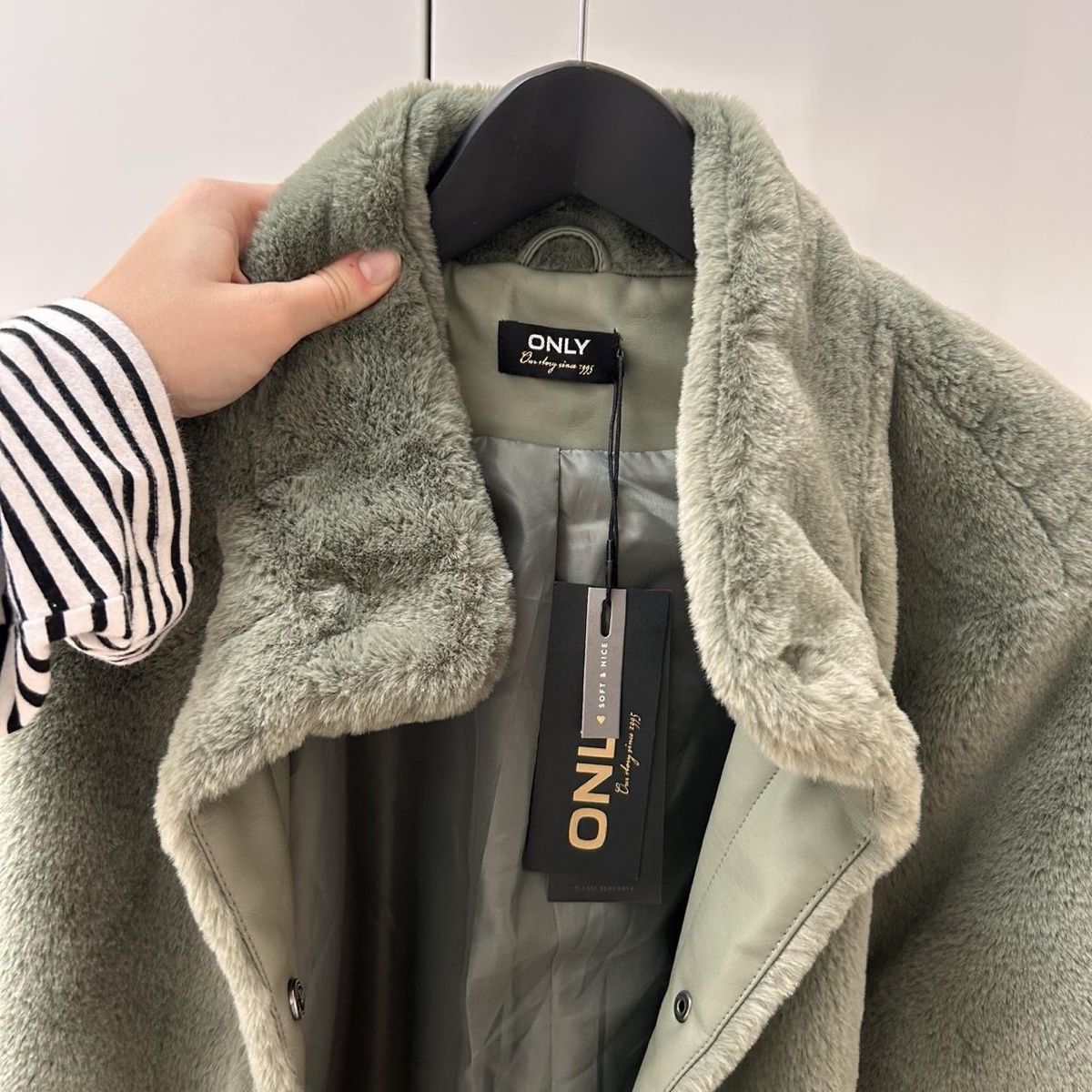 Only Jacken: Faux Fur Jacket from ONLY – Neu und originalverpackt aus Winterthur von tha_fvg2 4