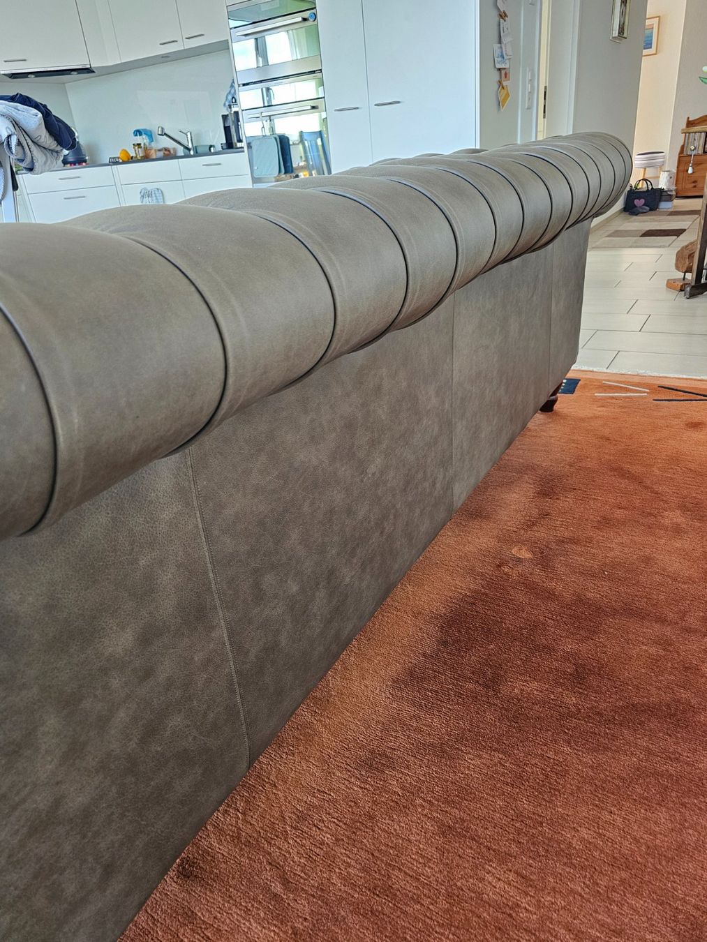 Chesterfield Sofas: Grosses Chesterfield Leder-Sofa, original aus England – Gebraucht aus Luzern von schmuelos 6