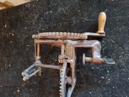 Apfelschäler manuell alt Metall Holz Zustand wie abgebildet