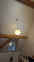 Suspension boule en verre opalin blanc  lumière douce