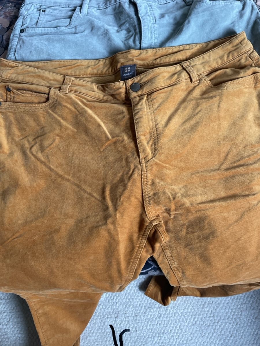 Jeans: Samtjeans, 42 und 44 – D'occasion à Basel par Jul17 2