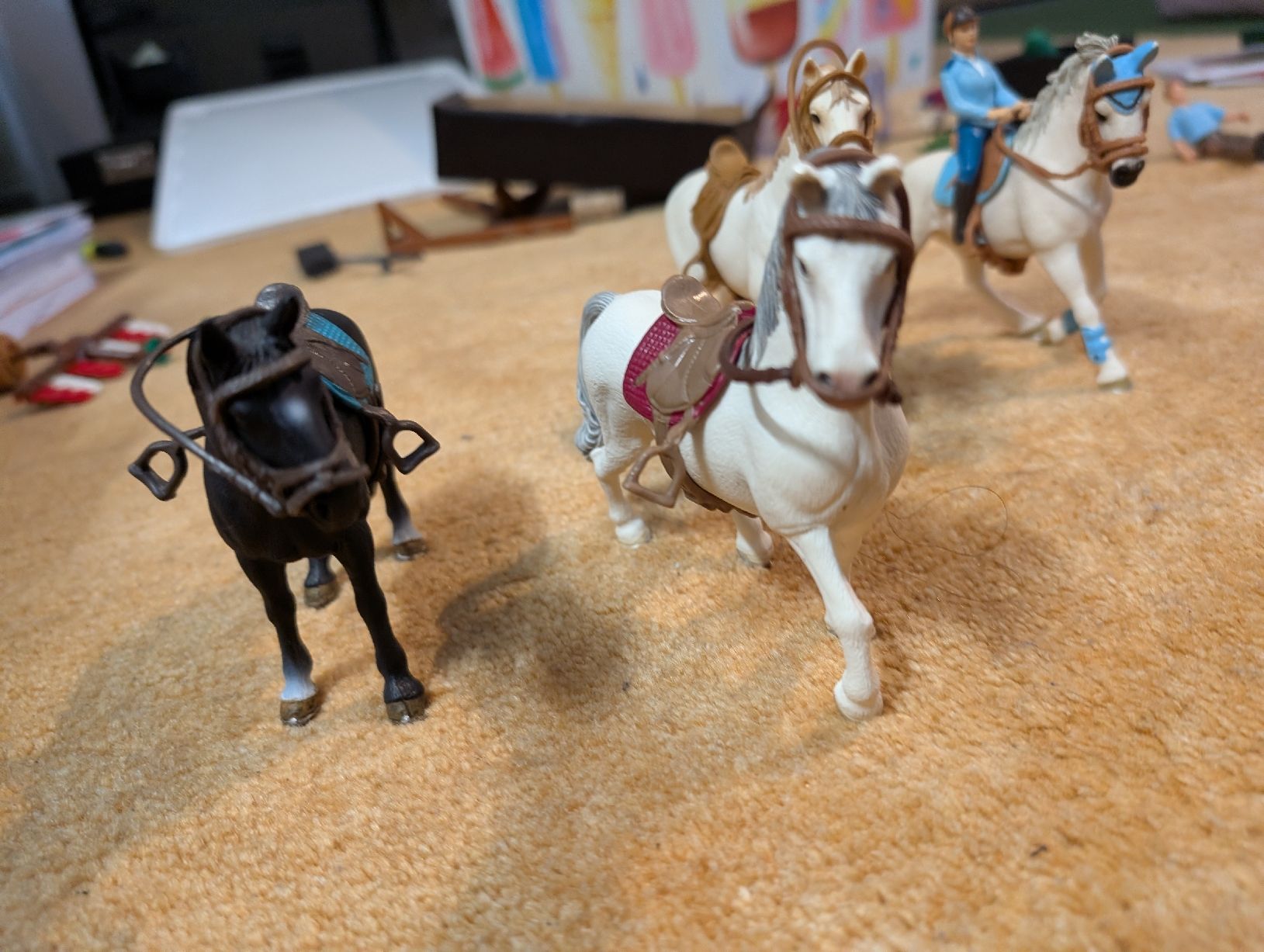 Schleich Giocattoli: 4 Schleich Pferde mit Sattel und einer Reiterin – Usato da Hofstetten SO venduto da Xaver23 2