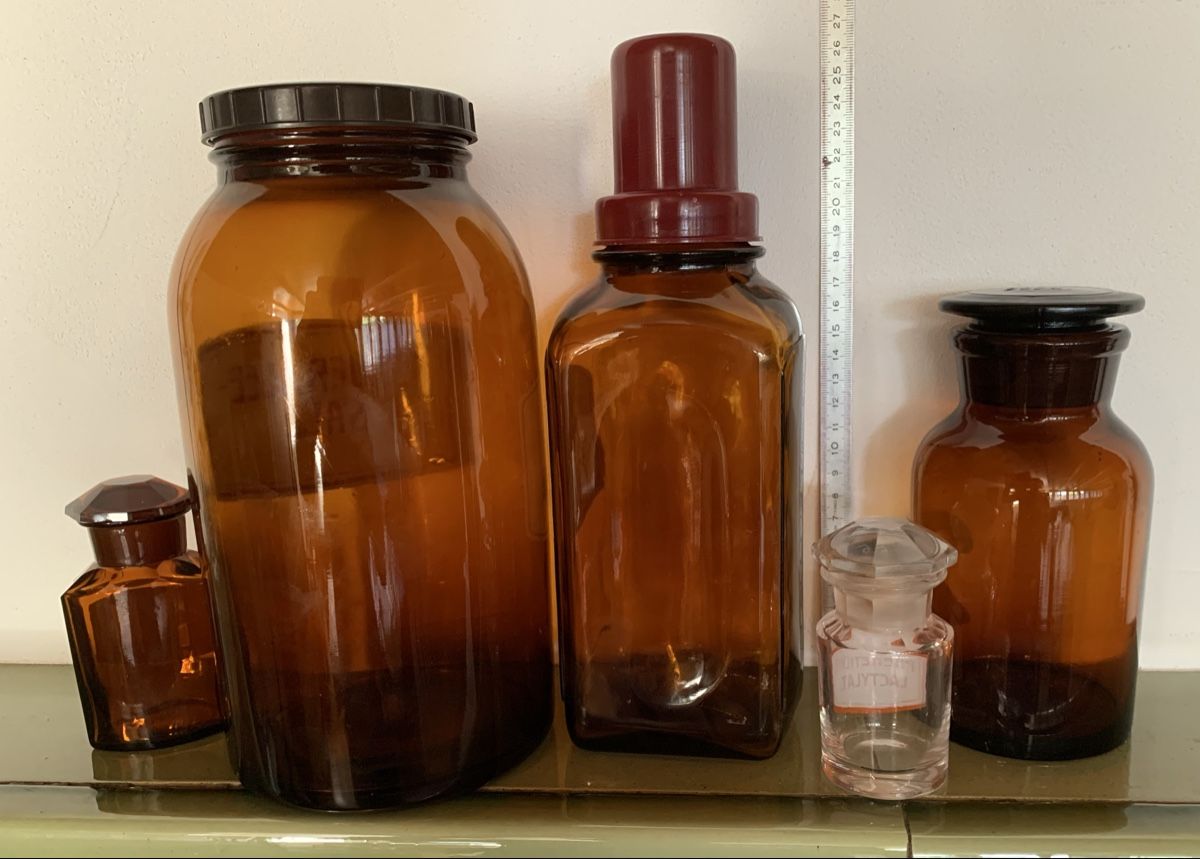 Matériel de laboratoire: 5  verschiedene Apothekerflaschen  – D'occasion à Egg b. Zürich par ohtannenbaum 1