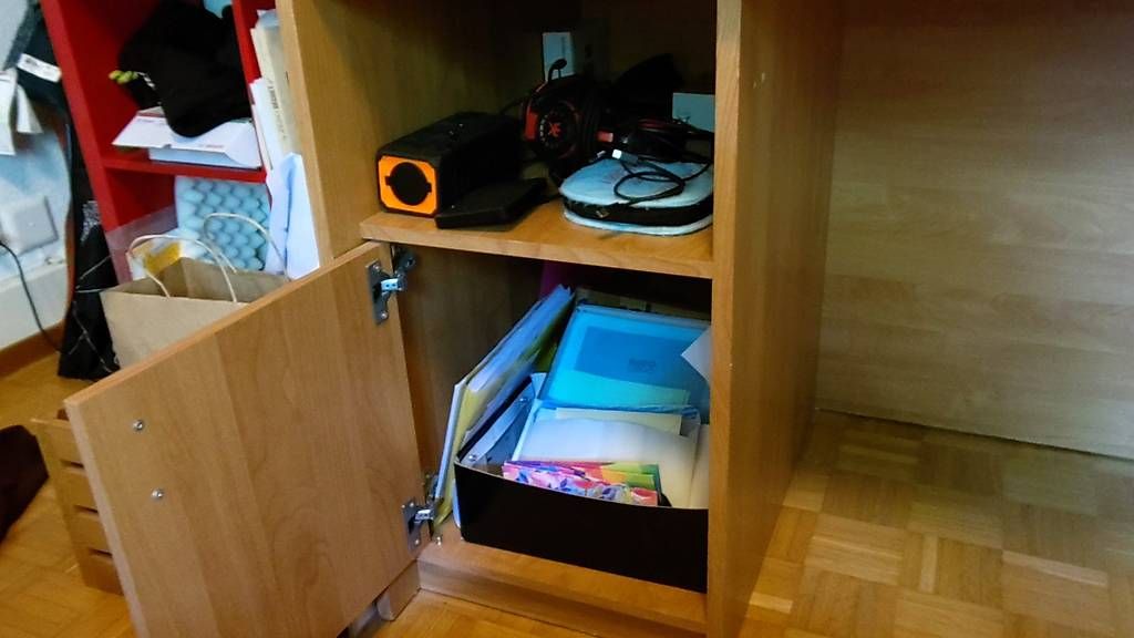 Scrivanie: Bureau en bois avec espaces de rangement – Usato da Fribourg venduto da PhilOctet 1