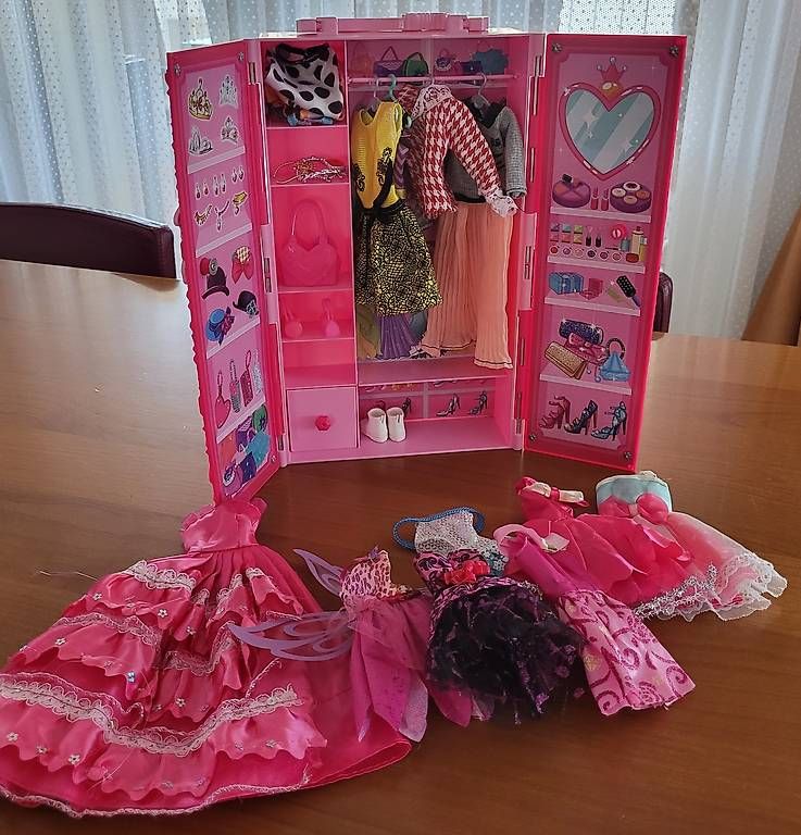 Jouets: Barbie Kleiderschrank mit Inhalt – D'occasion à Affoltern am Albis par djana_101 1