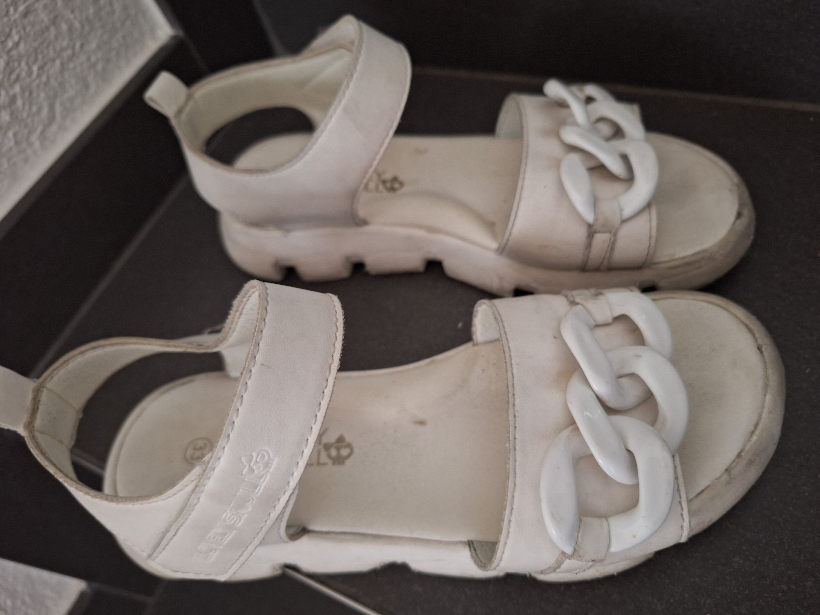 Scarpe per ragazze: Weisse Mädchen Sandalen Gr. 33  – Usato da Brittnau venduto da Norge77