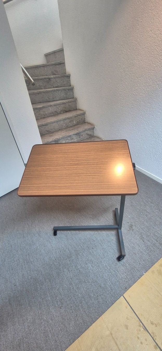 Attrezzature mediche: Pflegetisch Beistelltisch Betttisch – Usato da Huttwil venduto da Hpb7