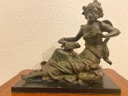 Tres belle statue ‘La jeune’  en bronze
