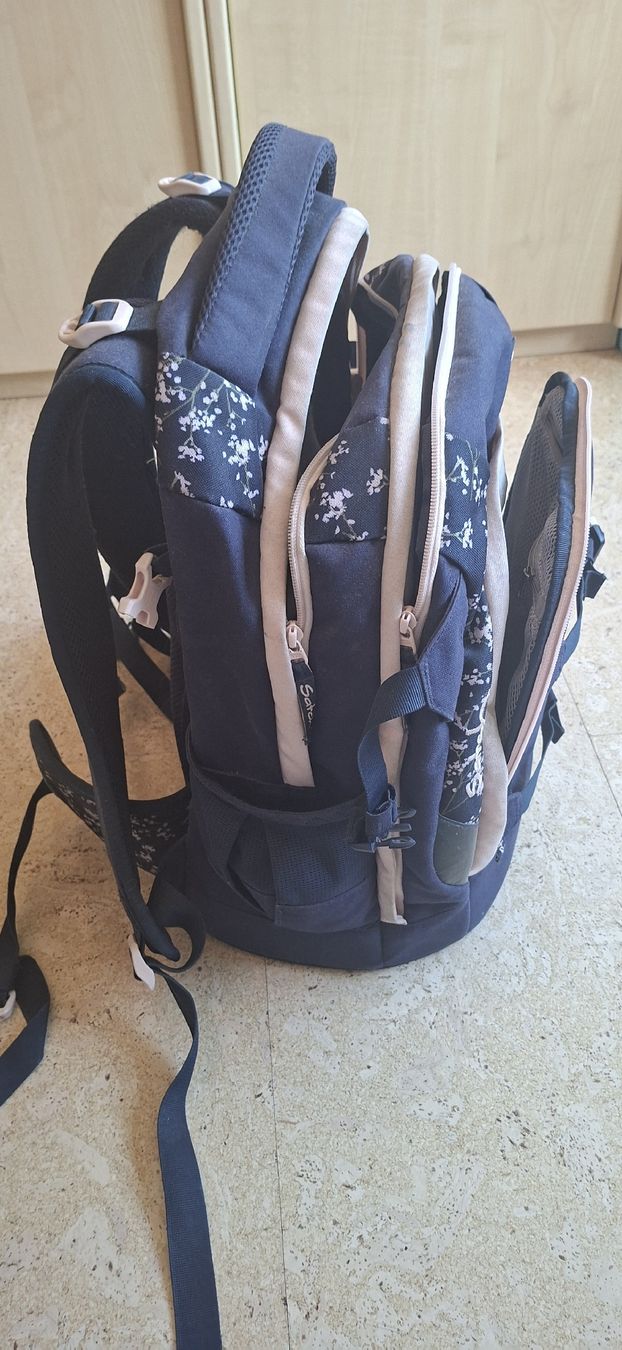 Satch Rucksäcke: Schulrucksack Satch dunkelblau mit Rosa Muster – Gebraucht aus Zuoz von mad_b2zy 1
