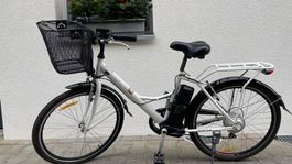 Elektro Velo weiss mit Korb und Gepäckträger (mpman)
